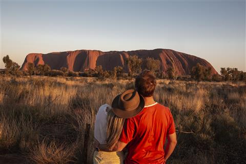 世界遺産ウルル朝焼けの情景(c)Tourism Australia Nicholas Kavo